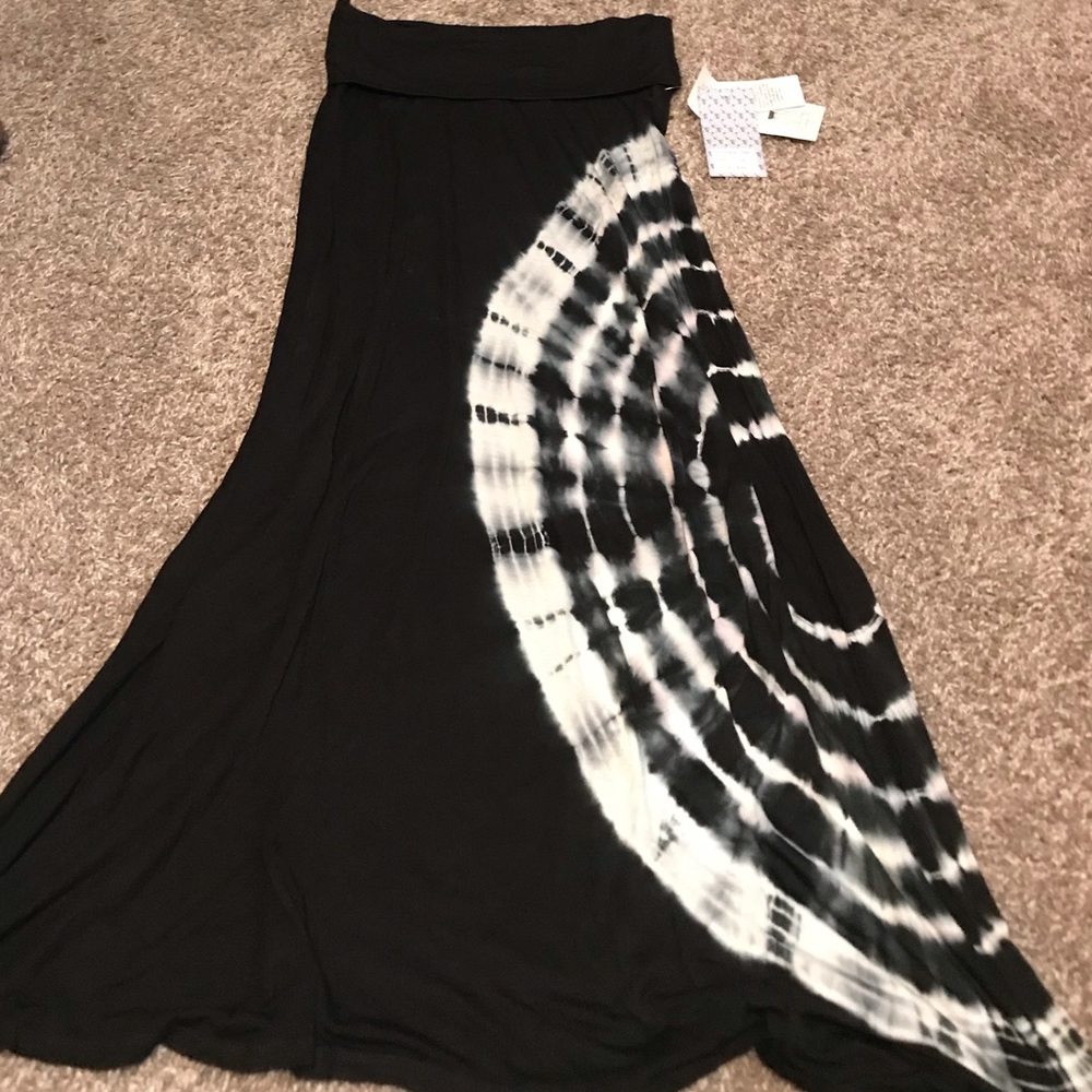 New with tags!! Raviya maxi skirt! Medium!